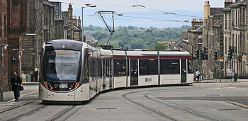 De tram van Edinburgh ríjdt