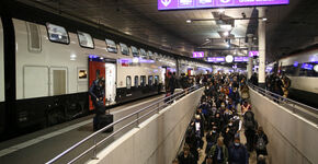 Het is spitsuur op Bern Hauptbahnhof, met cross platform-overstap tussen twee intercity’s