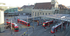 Bern Bahnhofplatz in de ochtend, met batterijbus op lijn 17 en stadstram