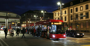 Vlak buiten het stationsgebouw, op Bern Bahnhofplatz, kunnen reizigers eenvoudig overstappen op dubbelgelede lagevloertrolleys van Hess, aangeduid als lighTram, die in een drie- tot vijfminutenfrequentie rijden