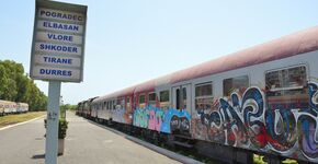 Op het treinstation van havenstad Durrës rijdt nog één trein op zaterdag en zondag, richting Elbasan. © Carl Meadows