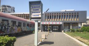 Het treinstation in Durrës is vrij eenvoudig te betreden. © Guus Puylaert