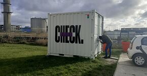 In deze grote container vult Check zijn lege accu’s. Een koerier bevoorraadt de deelscooters in de stad vervolgens met volle exemplaren.