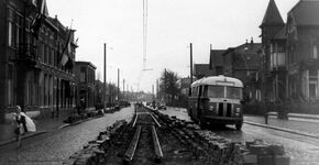 In 1952 wordt tramlijn Haarlem Leiden in Lisse opgebroken, met vervangende NZH bus (fotograaf onbekend, vermoedelijk NZH-museum)