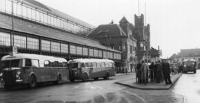 Stationsplein Haarlem in de tijd van Crossley en Scania-Vabis; circa 1950 (fotograaf onbekend)
