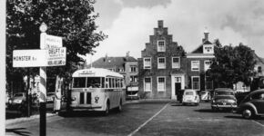 De bus in het centrum van het dorp: een Scania-Vabis van de WSM in Naaldwijk'; circa 1960 (ansichtkaart)