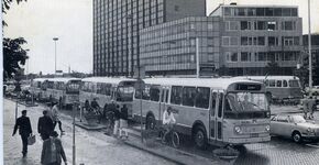 Het streekvervoer wordt geel: intocht van nieuwe bussen in Leiden in 1968 (reclame-ansichtkaart van de NZH).