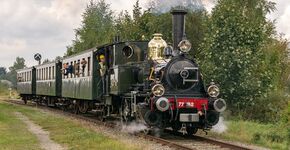 Stoom- en stoptrein op spoor Stadskanaal