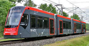 Eerste Avenio-tram rijdt door Den Haag