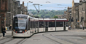 Na jaren strijd ríjdt de tram van Edinburgh