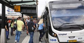 Op Schiphol Plaza wordt het steeds drukker waardoor het busvervoer dreigt vast te lopen.