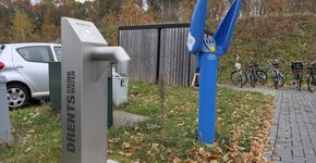 Watertappunt en omgebouwde ANWB-praatpaal om te bellen met Publiek Vervoer, Gieten.