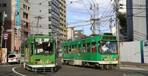 Sapporo. De meeste trams in Japan zijn relatief klein en behoorlijk op leeftijd, al zijn ze vaak flink gemoderniseerd. 