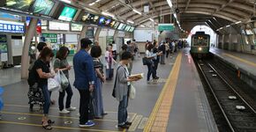 Iedereen wacht altijd keurig in de rij op trein of tram, in dit geval op de interlokale tram naar Enoshima. 