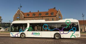 Een bus voor het station in Deventer. De bussen gaan rijden onder de merknaam RRReis, De drie R’en staan voor de drie samenwerkende provincies: Flevoland, Overijssel en Gelderland. 