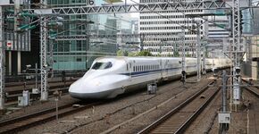 De trots van het spoorbedrijf is de Shinkansen, hier bij binnenkomst op het centraal station van Tokio. 