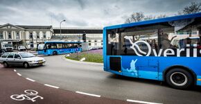 Zwolle in uitvoering. De blauwe bussen van Syntus rijden af en aan. Daar tussenin een enkele aardgasbus van de Veluwelijn.