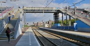 Een voetgangersbrug is voorlopig de enige toegang voor reizigers die vanaf het centrum van Breda komen.