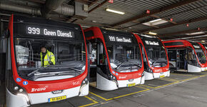 De elektrische bussen worden opgeladen in de stalling van Hermes.