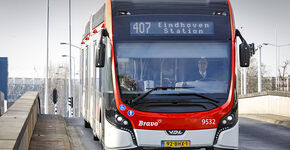 Elektrische bus op de 'kattenrug' bij het station van Eindhoven. 
