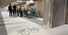 Voor fietsen met kratjes en kinderzitjes zijn aparte plekken.