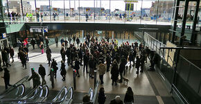 Hal met daarachter de ondergrondse fietsenstalling en daar bovenop het busstation..