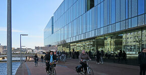 Fietsroute langs het station geeft toegang tot de fietsenstalling.