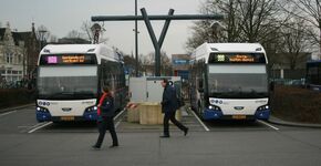 Bij het station kunnen twee bussen tegelijk snelladen. De overige laders hangen in de stalling op de achtergrond