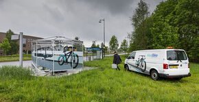 Beheerder René Milder loopt met reparatiekoffer naar de carrousel.