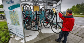 Beheerder Ron Greven haalt een fiets uit de molen.