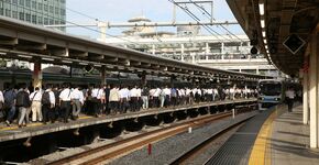 Tokio. Onderweg naar het werk, spitsuur op station Osaki. 