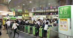 Tokio. In- en uitcheckpoortjes op station Shinjuku. De poortjes bestaan uit groene flapjes en staan permanent open. 