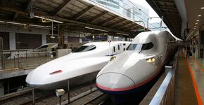 Tokio. Shinkansen van het zuidnet (links) en het noordnet, van elkaar gescheiden door een hek. 