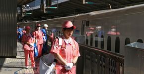 Tokio. De schoonmaakploeg voor de shinkansen staat klaar. 