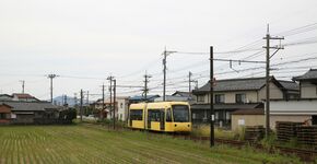 Fukui. Moderne lagevloertram op interlokale tramlijn, bijna een spoorlijn