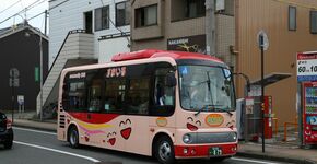Fukui. Een door de gemeente gefinancierde community bus. 