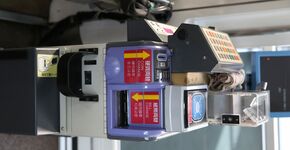 Kumamoto. Een betaalbox voor muntgeld, een chipkaartlezer en een wisselautomaat voor munten en bankbiljetten. 