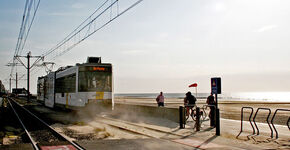 Middelkerke. Overwaaiend strandzand zorgt soms voor behoorlijke stofwolken als de tram voorbij rijdt.