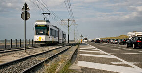 Middelkerke. De tram rijdt in de zomer elke 10 minuten. Doorgaand autoverkeer moet zoveel mogelijk de snelweg verder het binnenland in nemen.