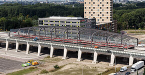 Station Noord ligt op op een nieuw viaduct in de middenberm van de Nieuwe Leeuwarderweg.