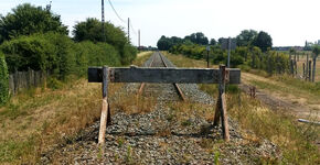 Duinhoek. Het spoor tussen De Panne en de Franse grens is halverwege geblokkeerd. Er zijn vage plannen om de tram erover te verlengen.