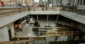 Station Rokin, waar de roltrappen naar beneden gaan.