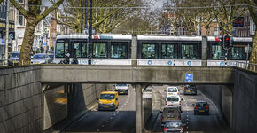 De tram krijgt in Rotterdam meer ruimte ten koste van de auto.