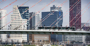 Tram op en Waterbus onder de Erasmusbrug.