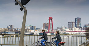 Zicht vanaf de Erasmusbrug op de Willemsbrug.