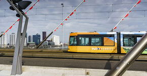 De rode vlaggetjes horen bij '75 jaar wederopbouw' in Rotterdam.