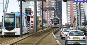 Trams en auto's op de Erasmusbrug.