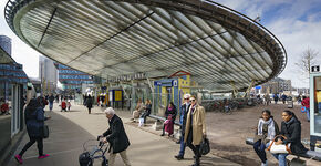 Station Blaak, links de ingang van de metro.