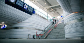 Nieuwe spoortunnel station Zwolle. Er zijn 12 perronopgangen vanaf de nieuwe tunnel.