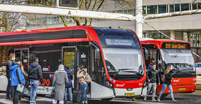 Stads- en streekbus in de huisstijl van de provincie.